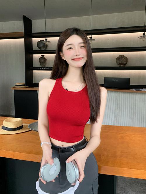 2024年6月时尚大红色运动美背,大红色运动上衣配什么颜色运动裤子好看