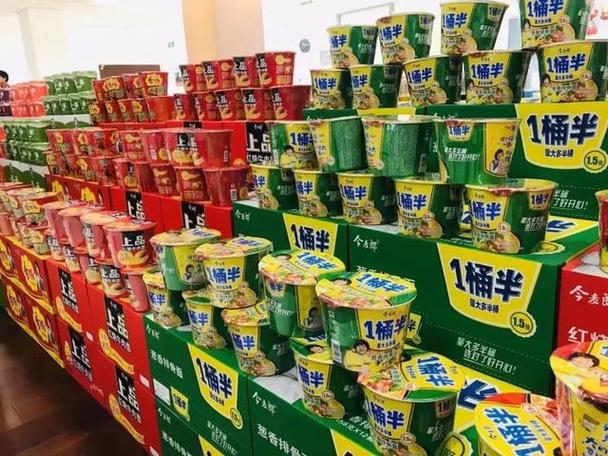 2024年6月美容院护肤水堆头摆放图片,美容院水乳都是什么